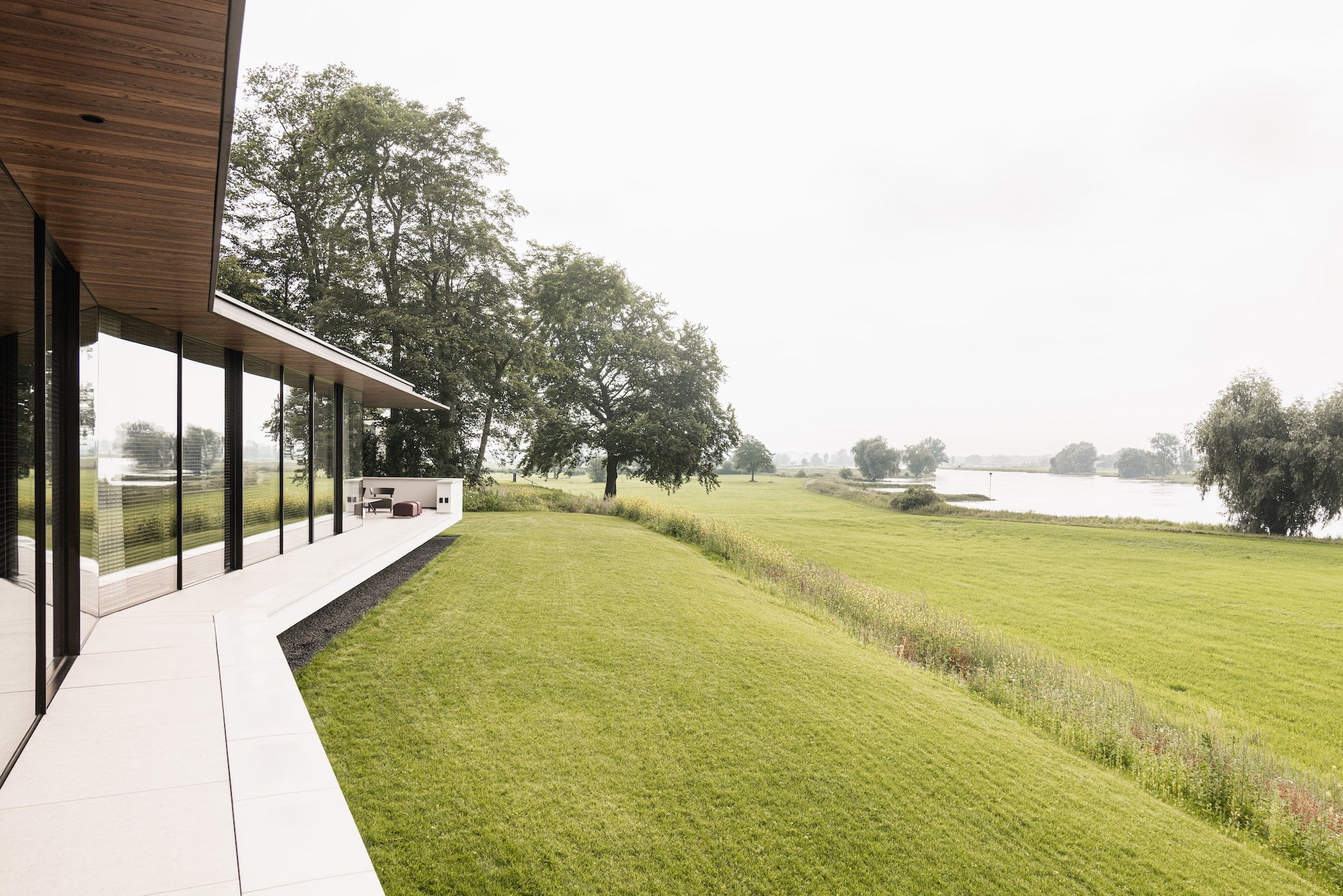 Hoogwaardig zwembad met uitzicht over de IJssel