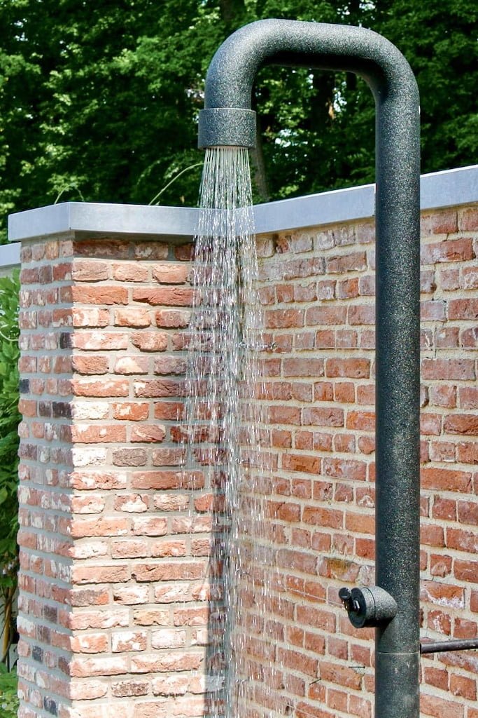 Ruim zwembad bij bosrijke villa