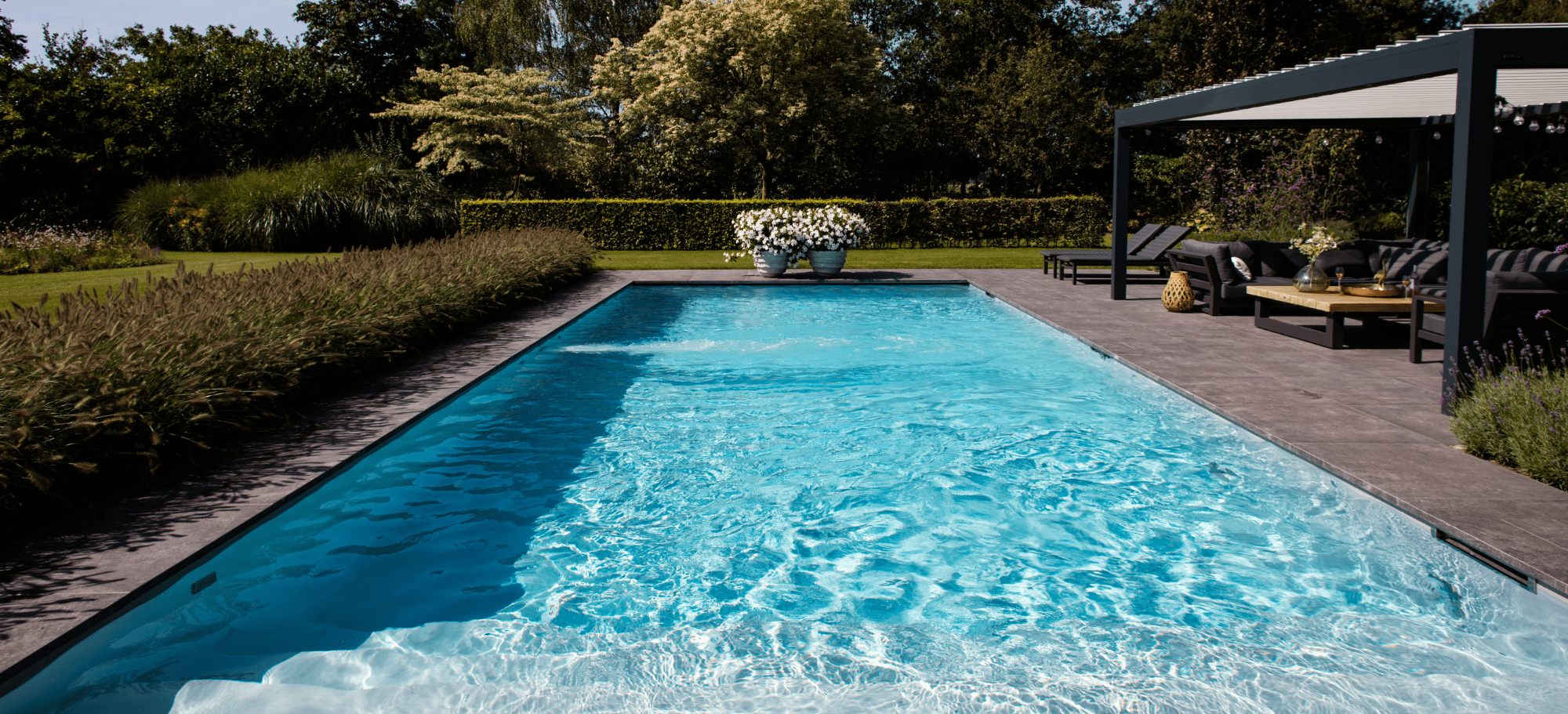 Ruim buitenzwembad in landelijke boerderijtuin