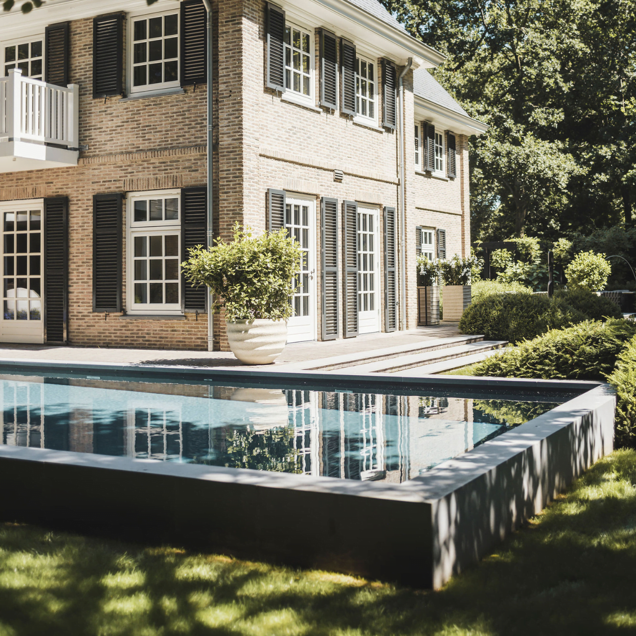 Verhoogd designzwembad bij riante villa