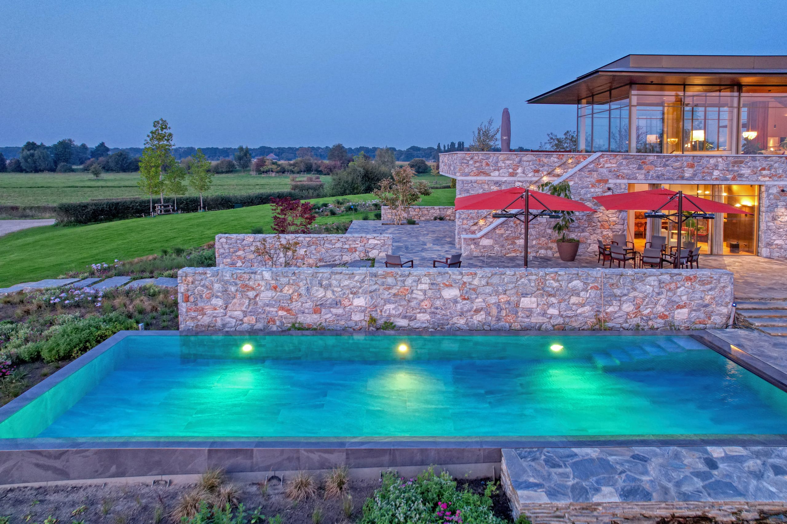 Bouwkundig zwembad en spa bij modern landhuis