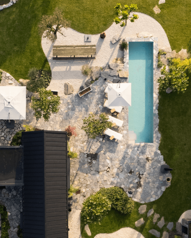 Zwembad en bosvijver bij eclectische villa