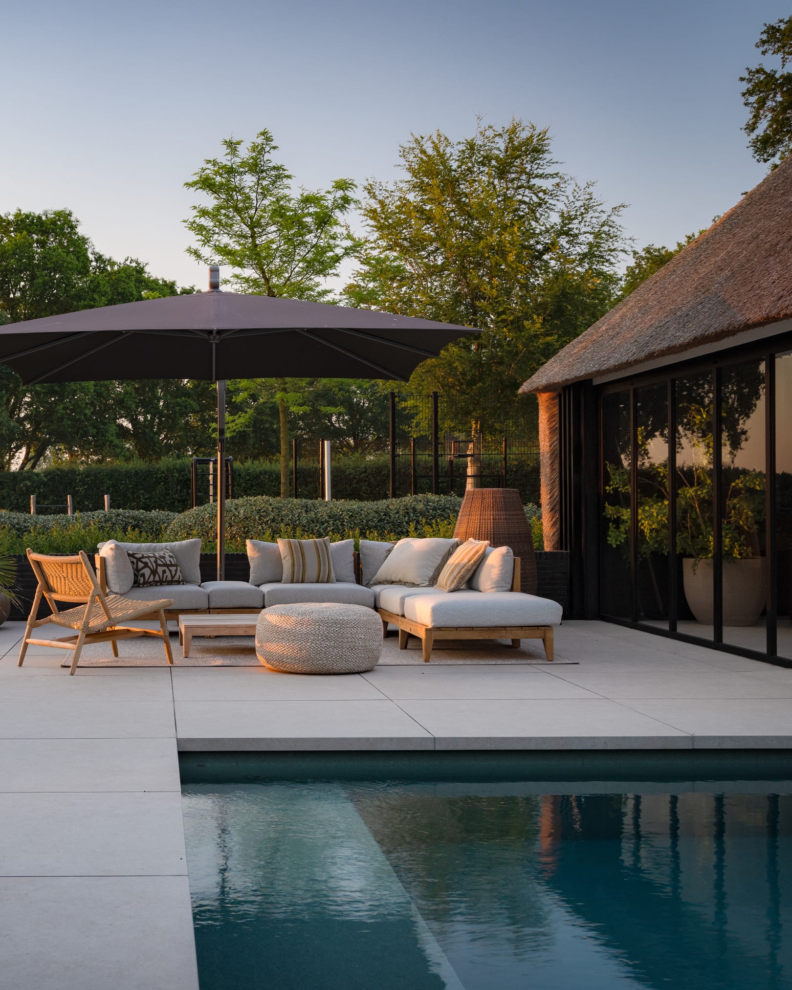 Luxe all-season zwembad naast rietgedekte poolhouse