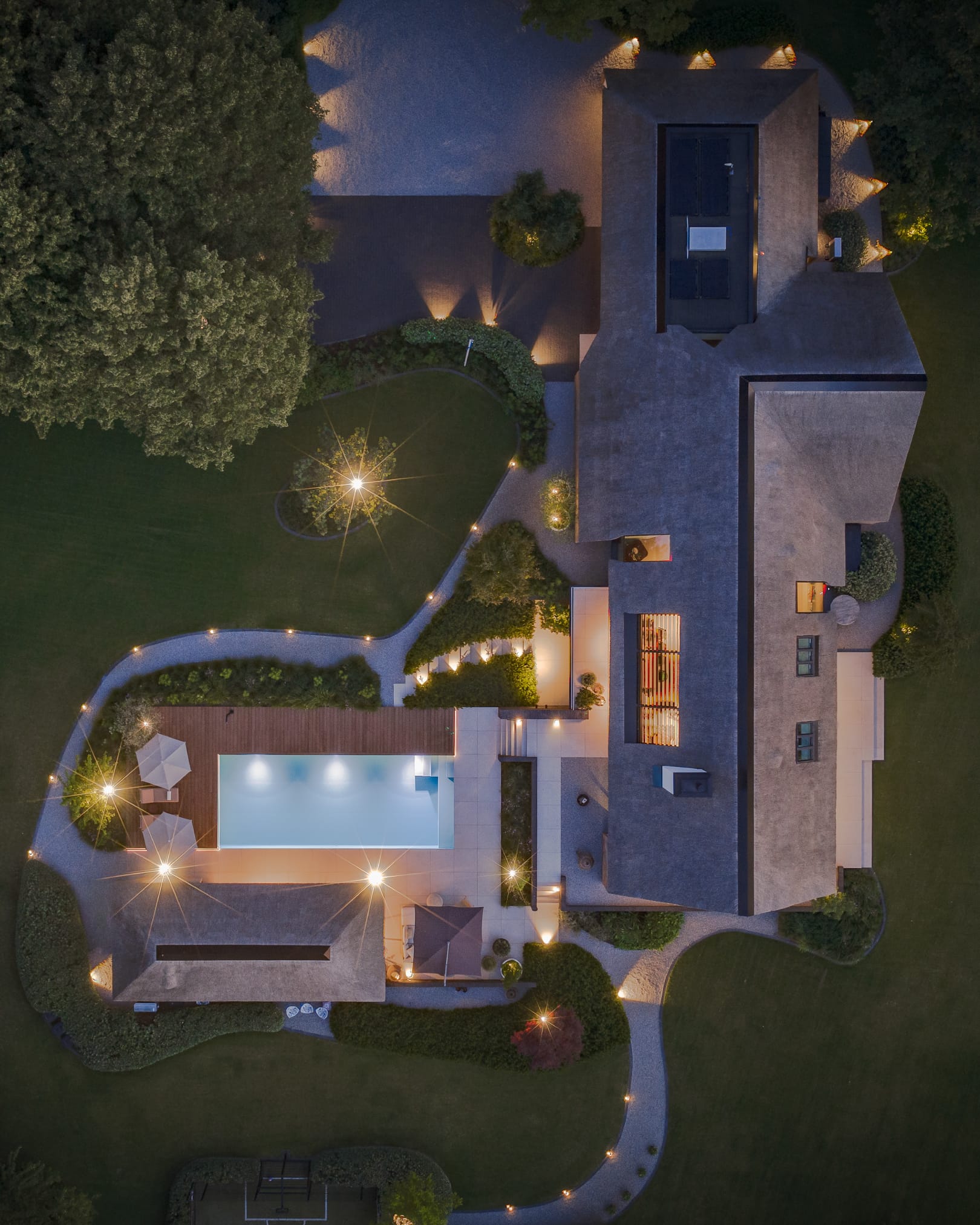 Luxe all-season zwembad naast rietgedekte poolhouse