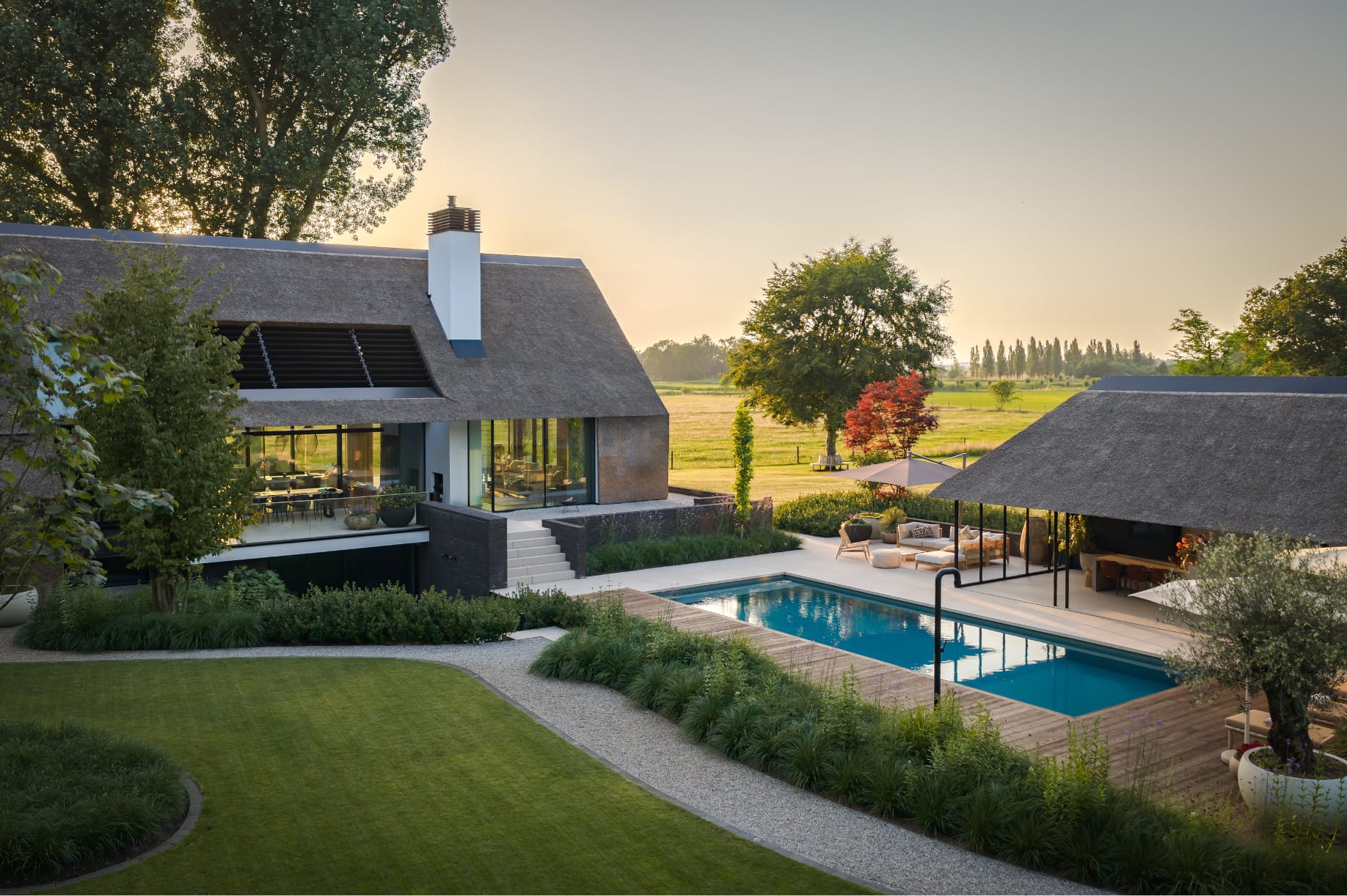 Luxe all-season zwembad naast rietgedekte poolhouse