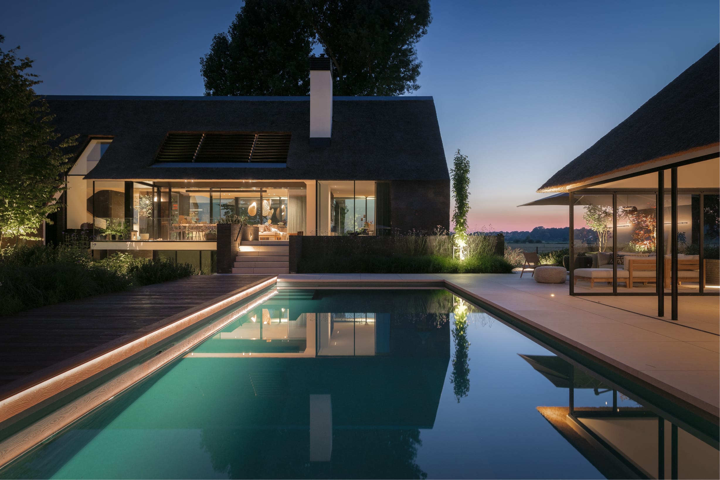 Luxe all-season zwembad naast rietgedekte poolhouse