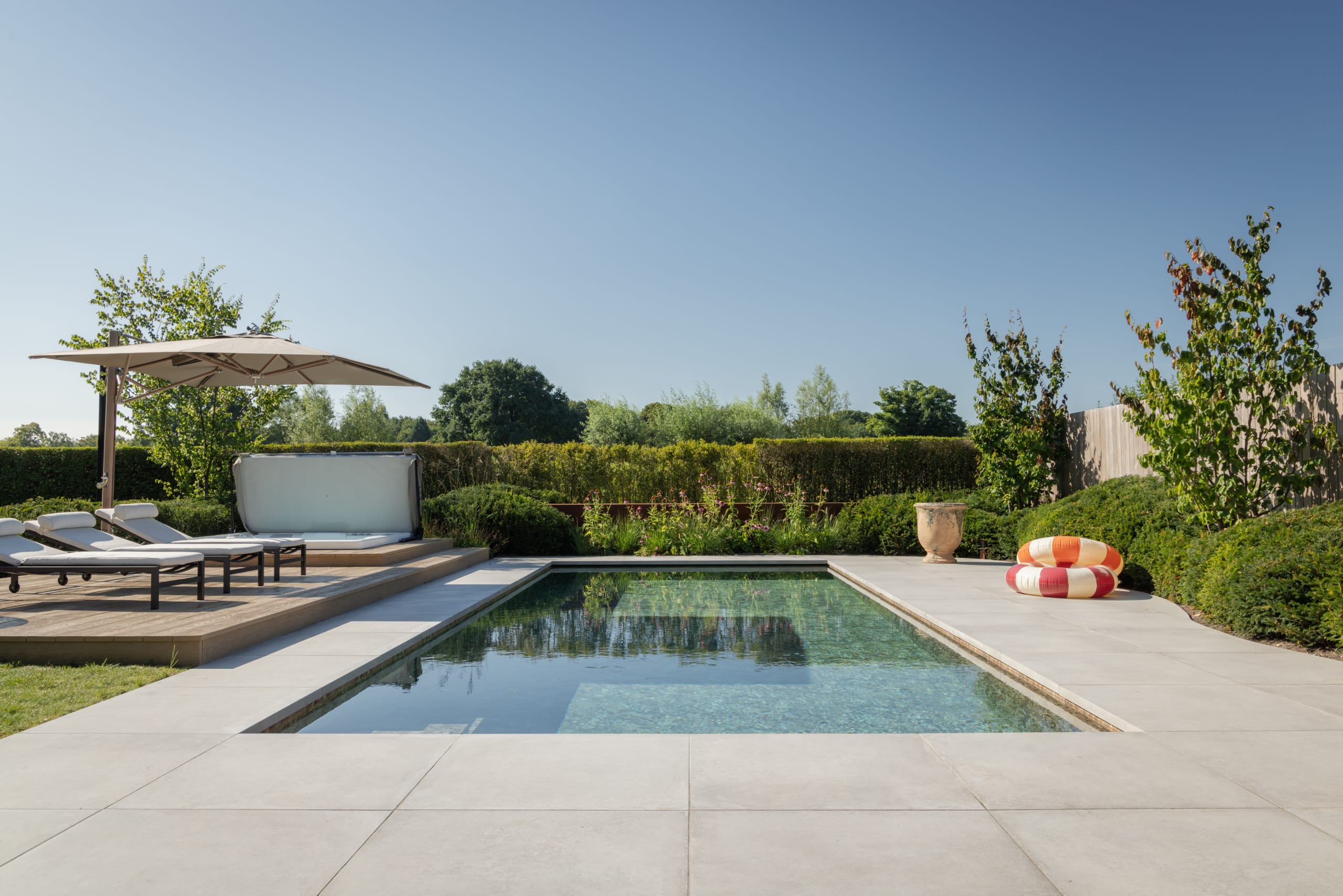 Bouwkundig zwembad met natuurlijke look bij landelijke villa