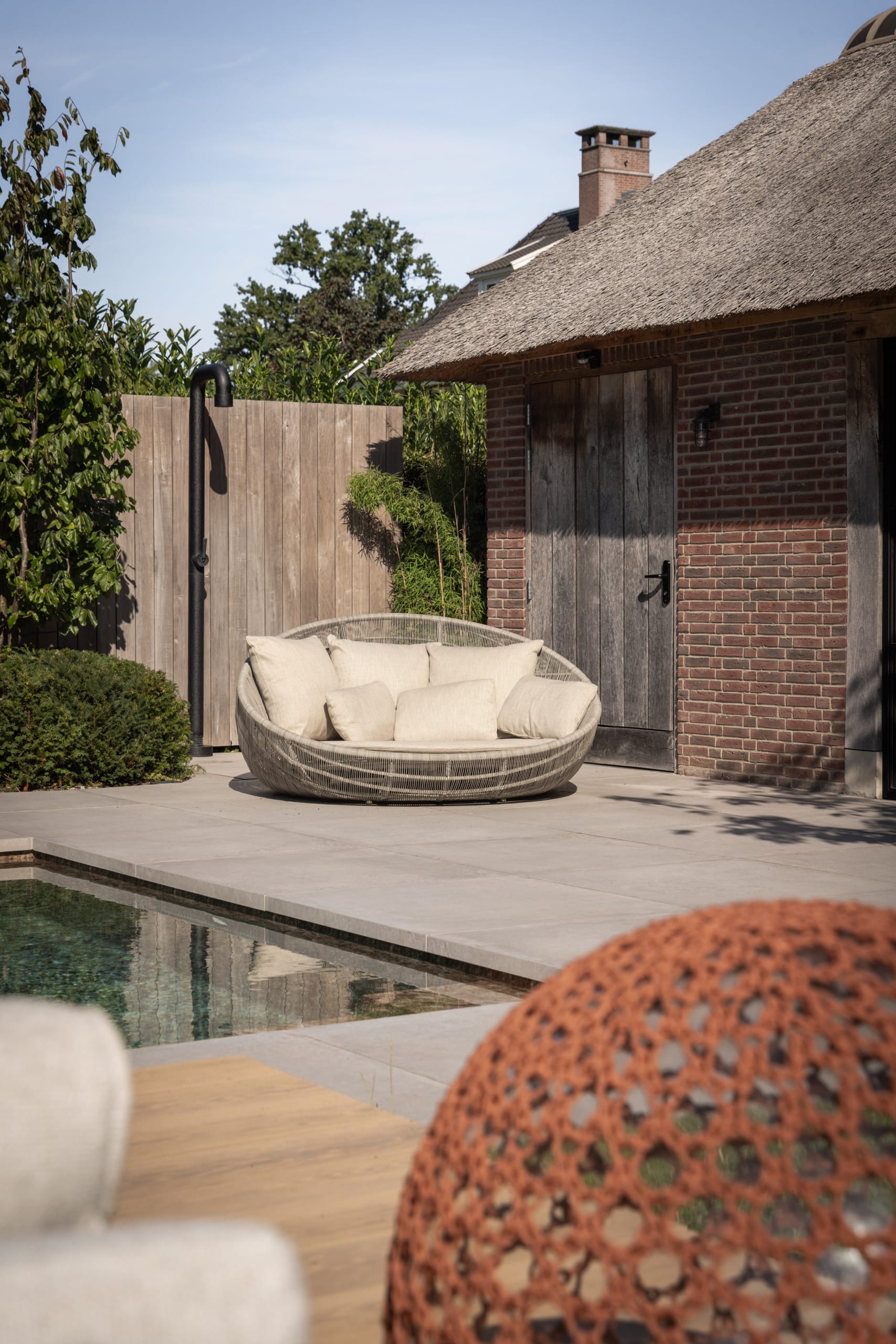 Bouwkundig zwembad met natuurlijke look bij landelijke villa