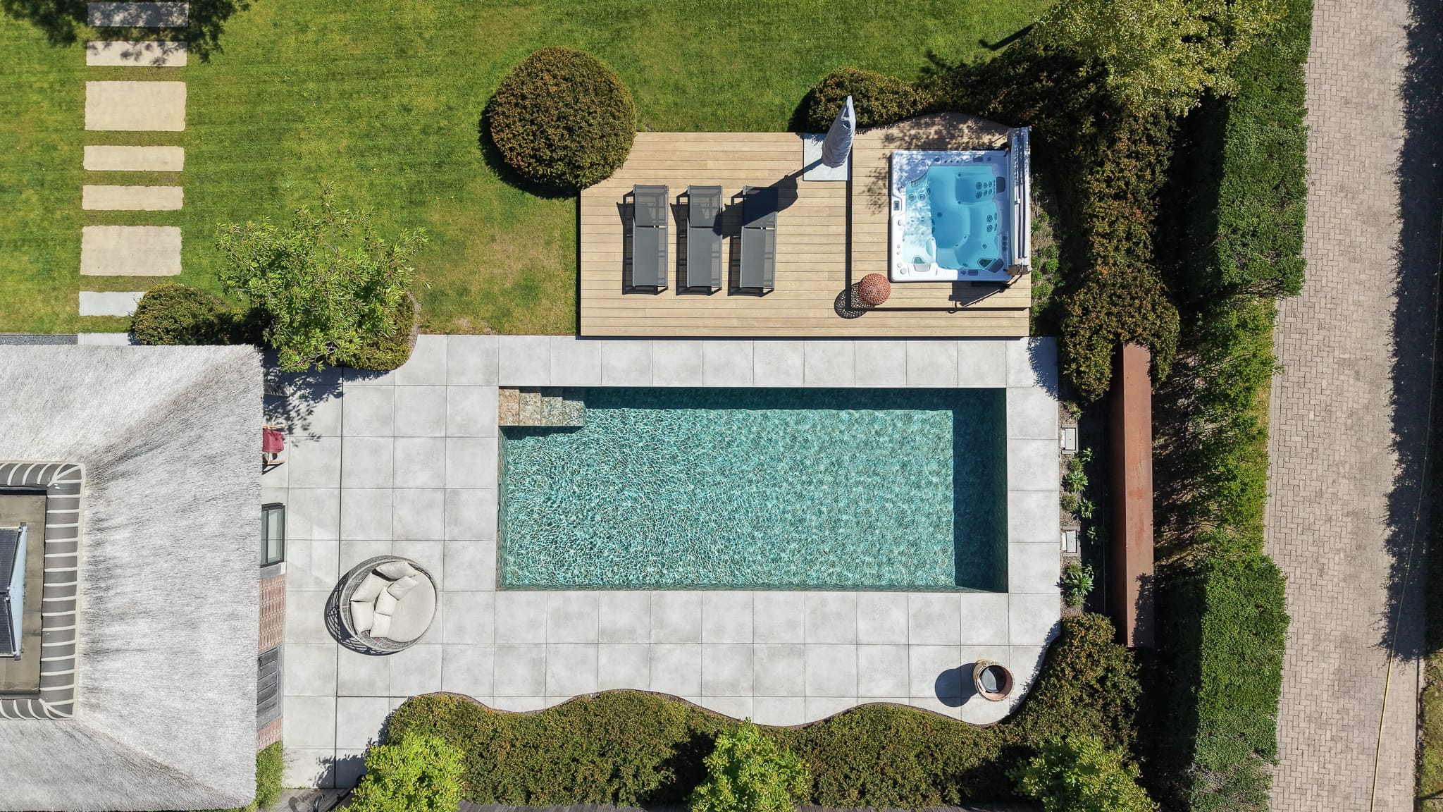 Bouwkundig zwembad met natuurlijke look bij landelijke villa