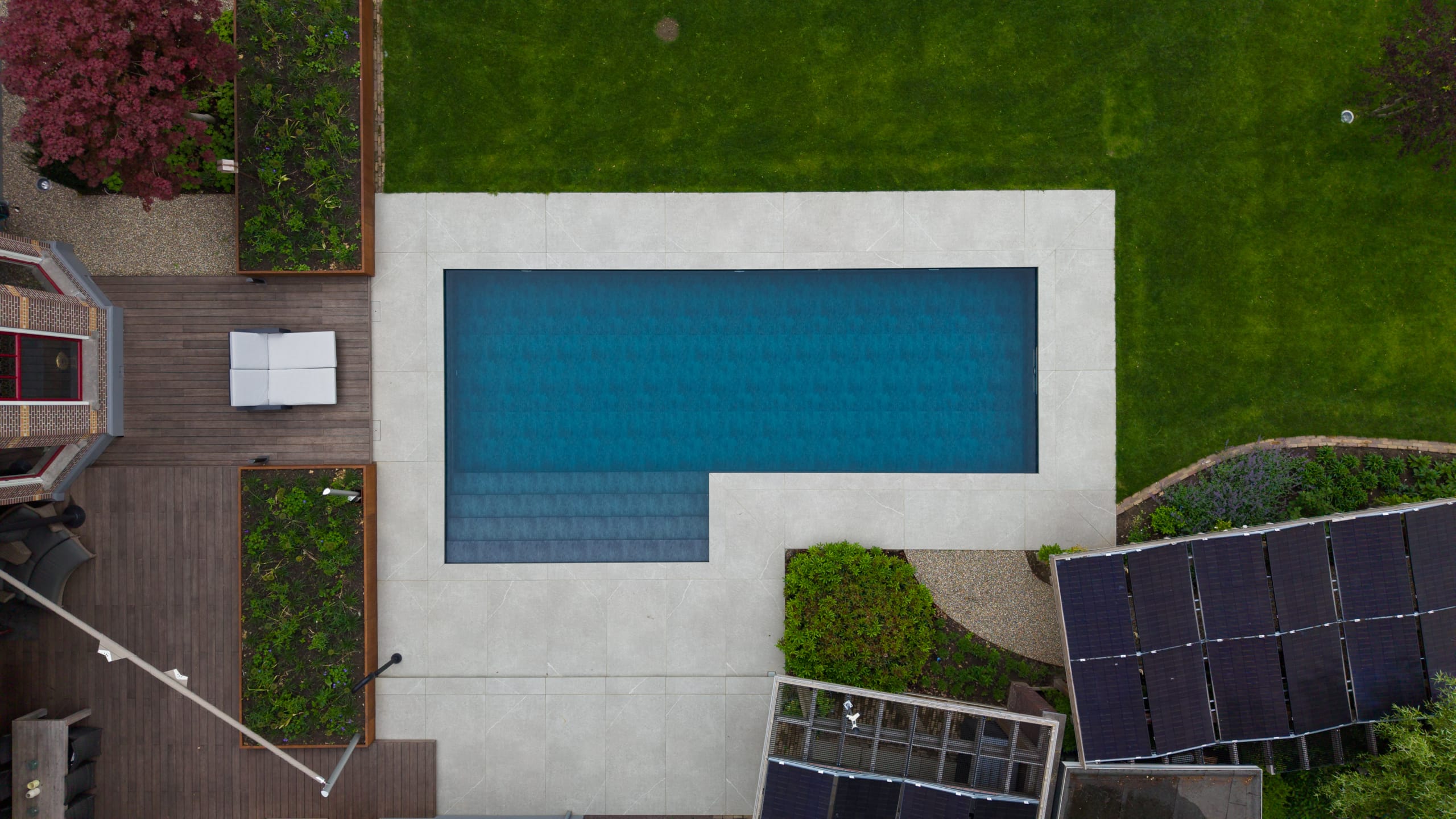 DUURZAAM BOUWKUNDIG ZWEMBAD MET SLIMME ENERGIEKOPPELING