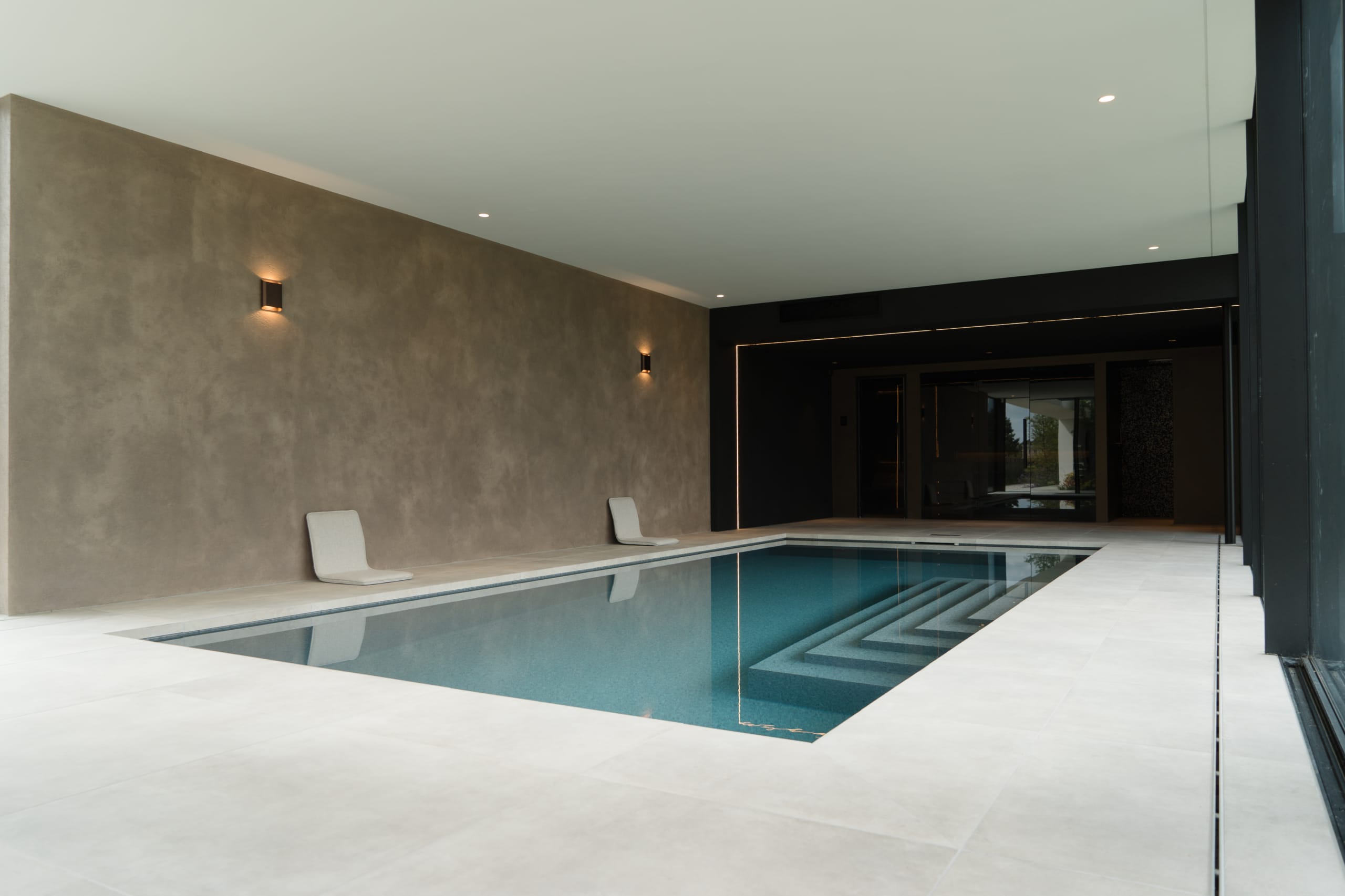 Minimalistisch skimmerzwembad met wellness
