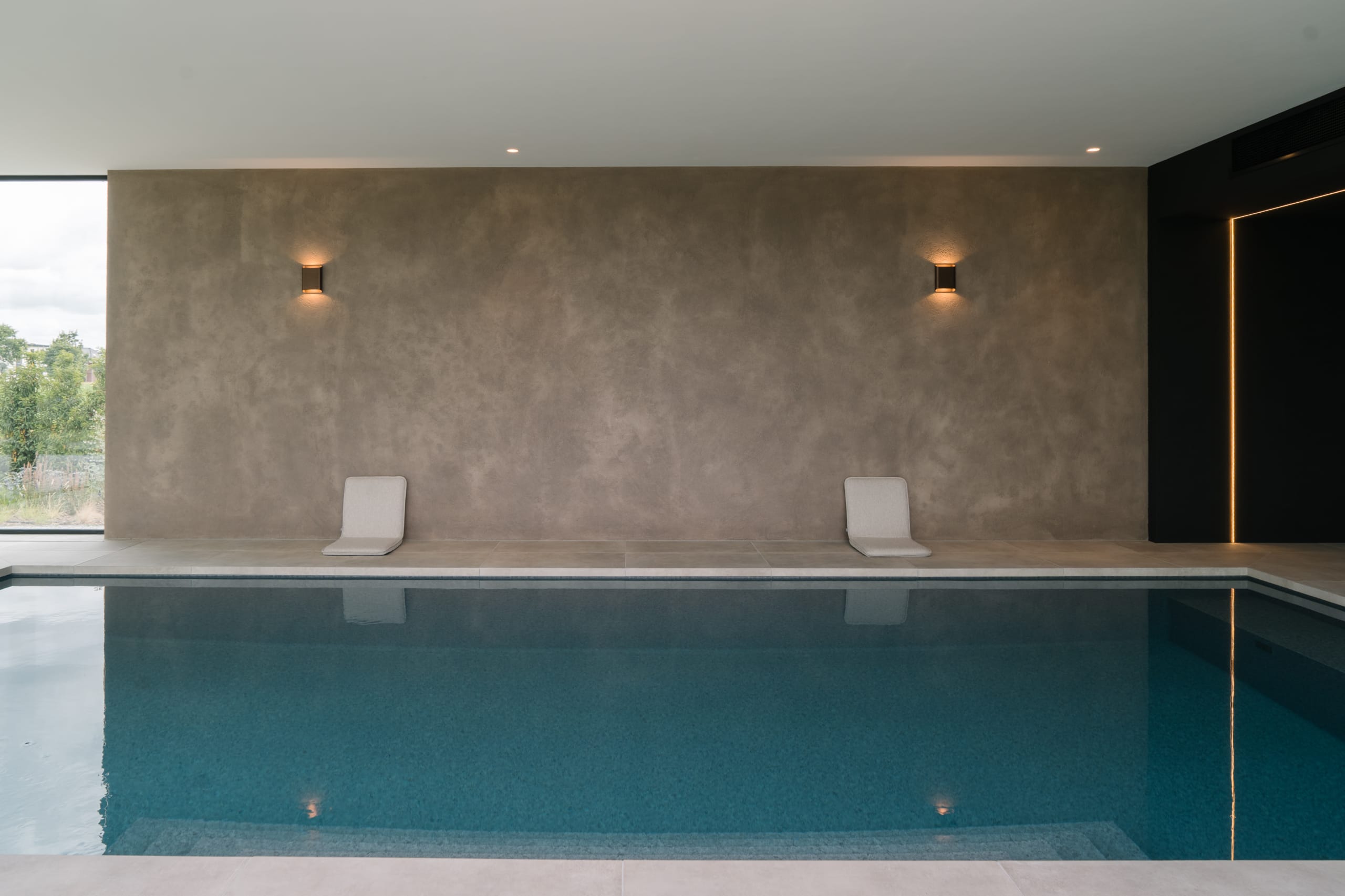 Minimalistisch skimmerzwembad met wellness