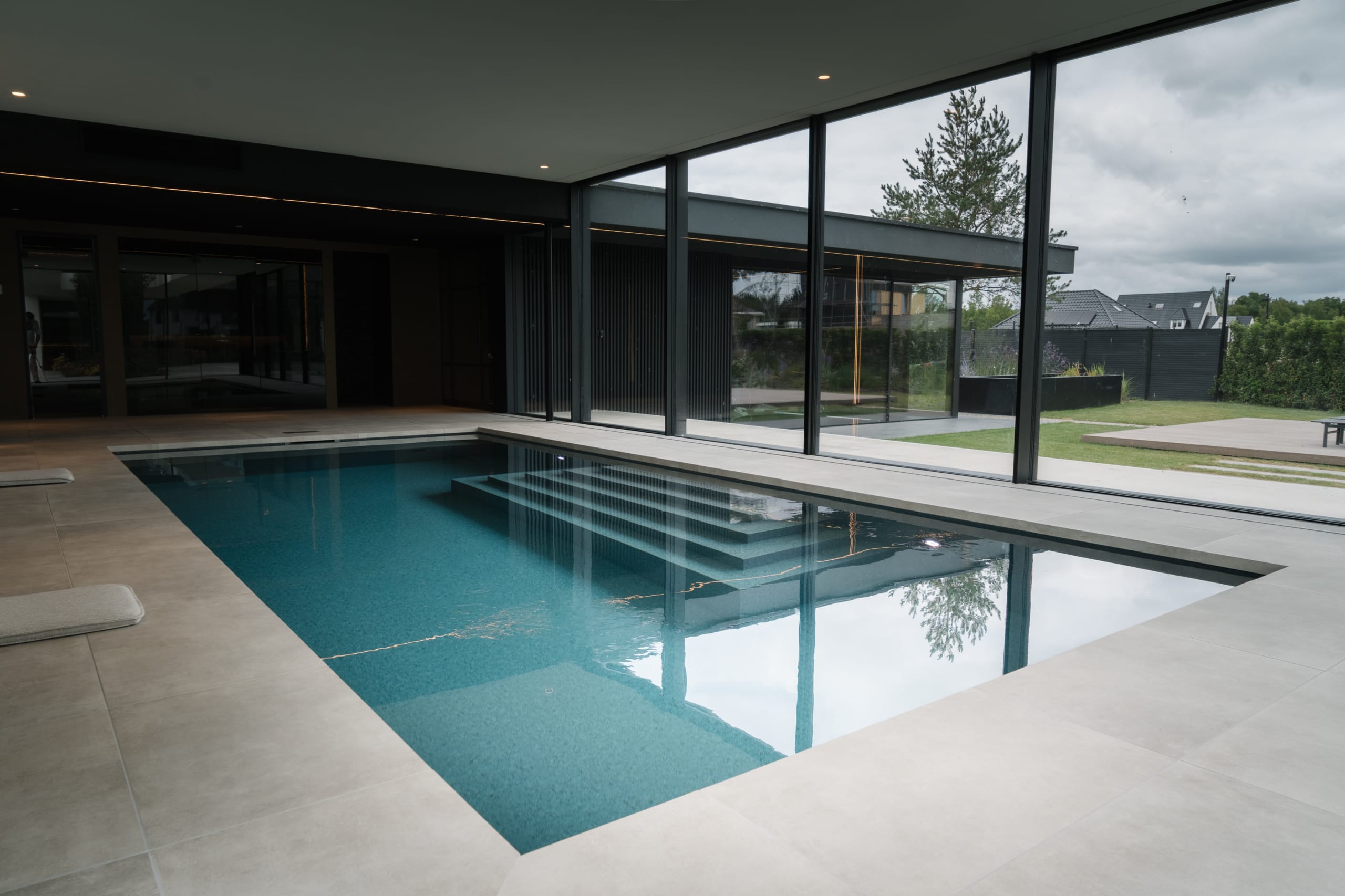 Minimalistisch skimmerzwembad met wellness