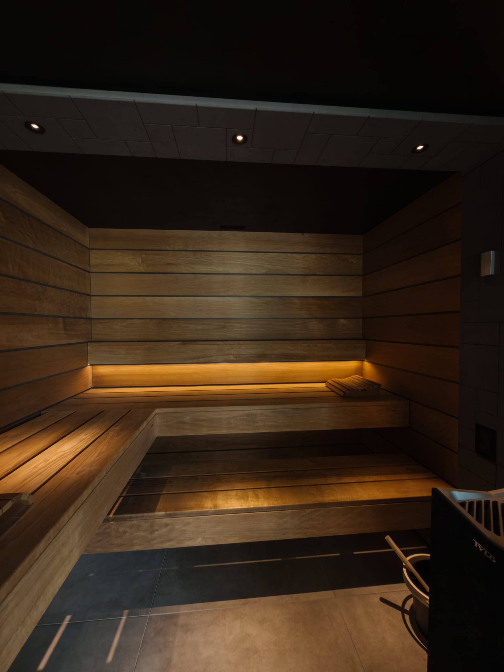 Minimalistisch skimmerzwembad met wellness