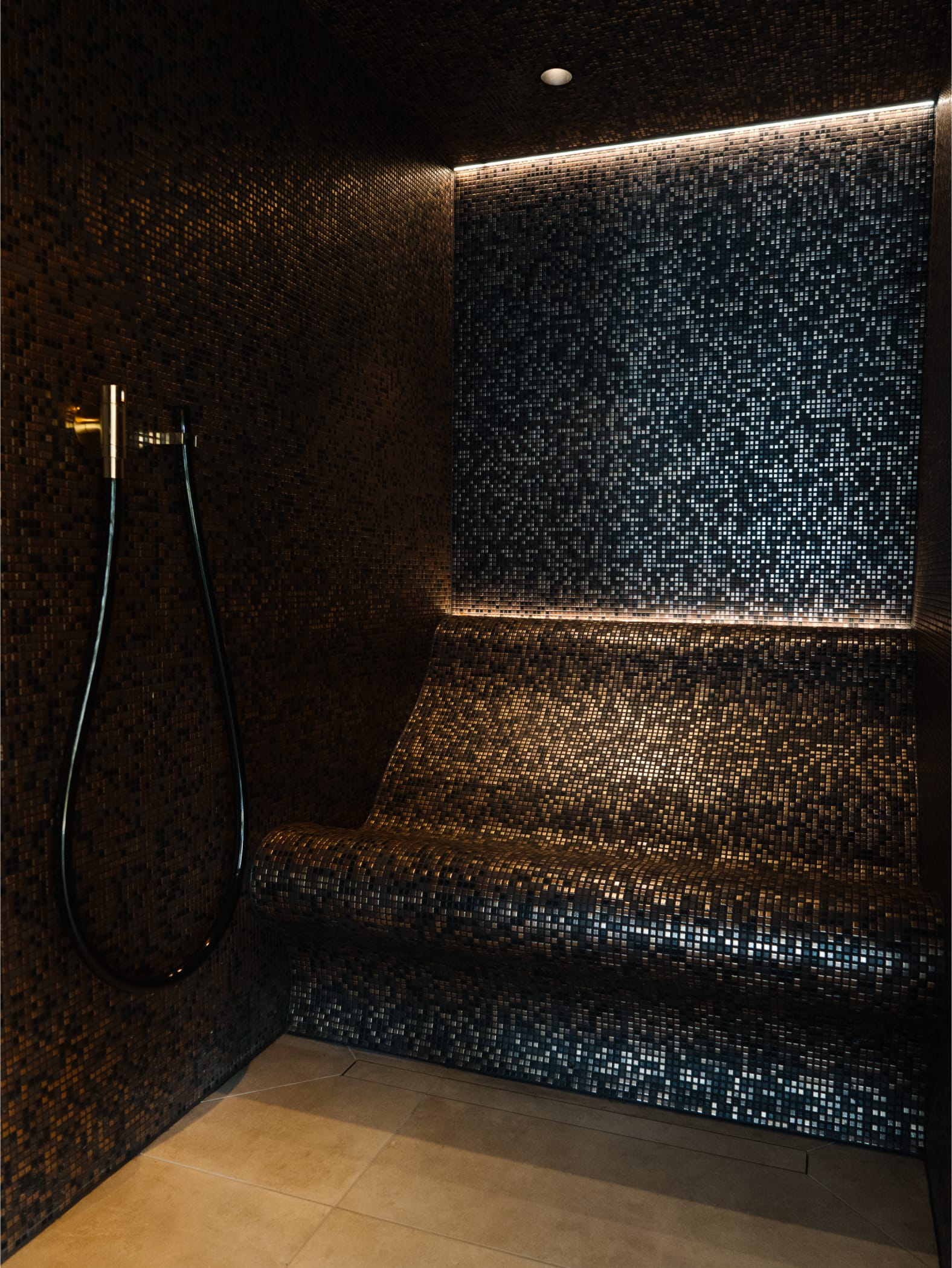 Minimalistisch skimmerzwembad met wellness