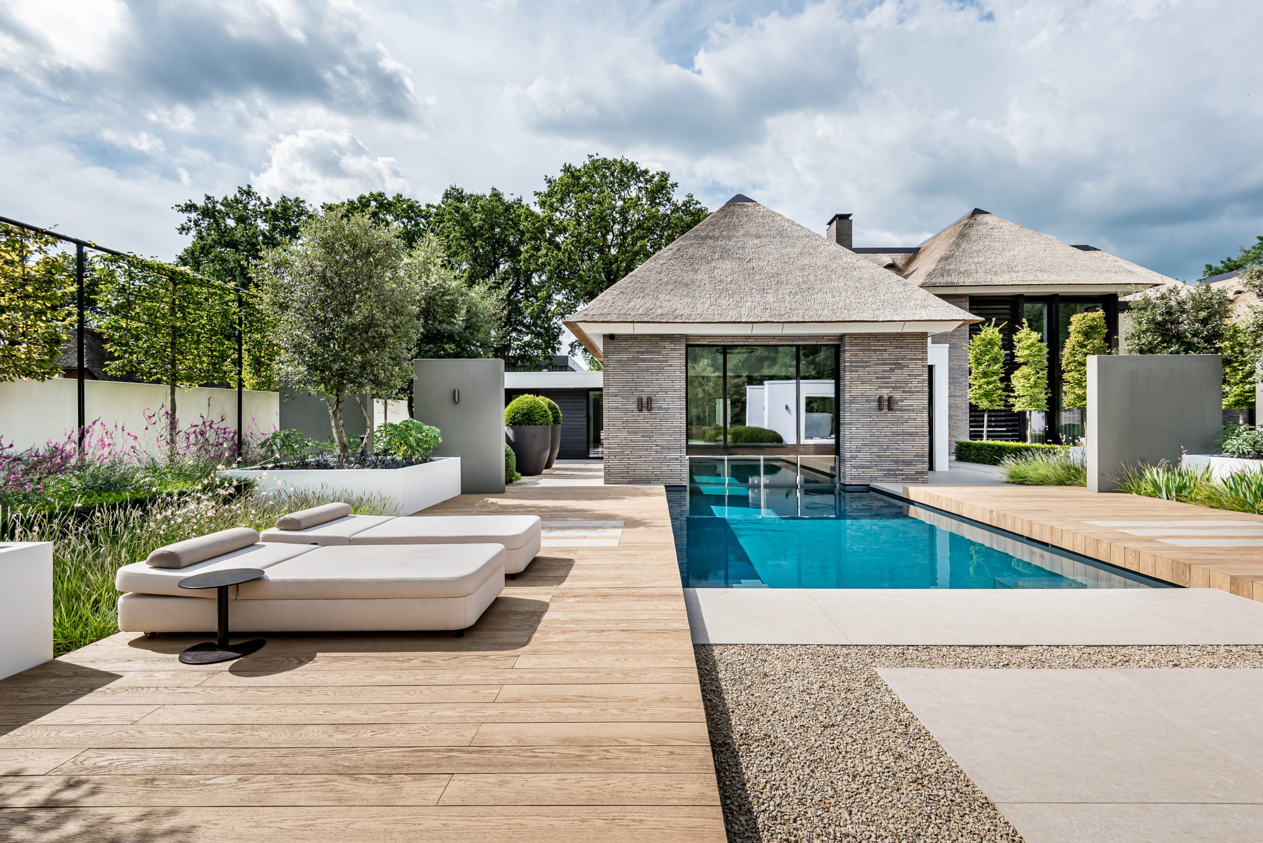 Exclusief binnen- en buitenzwembad bij riante villa