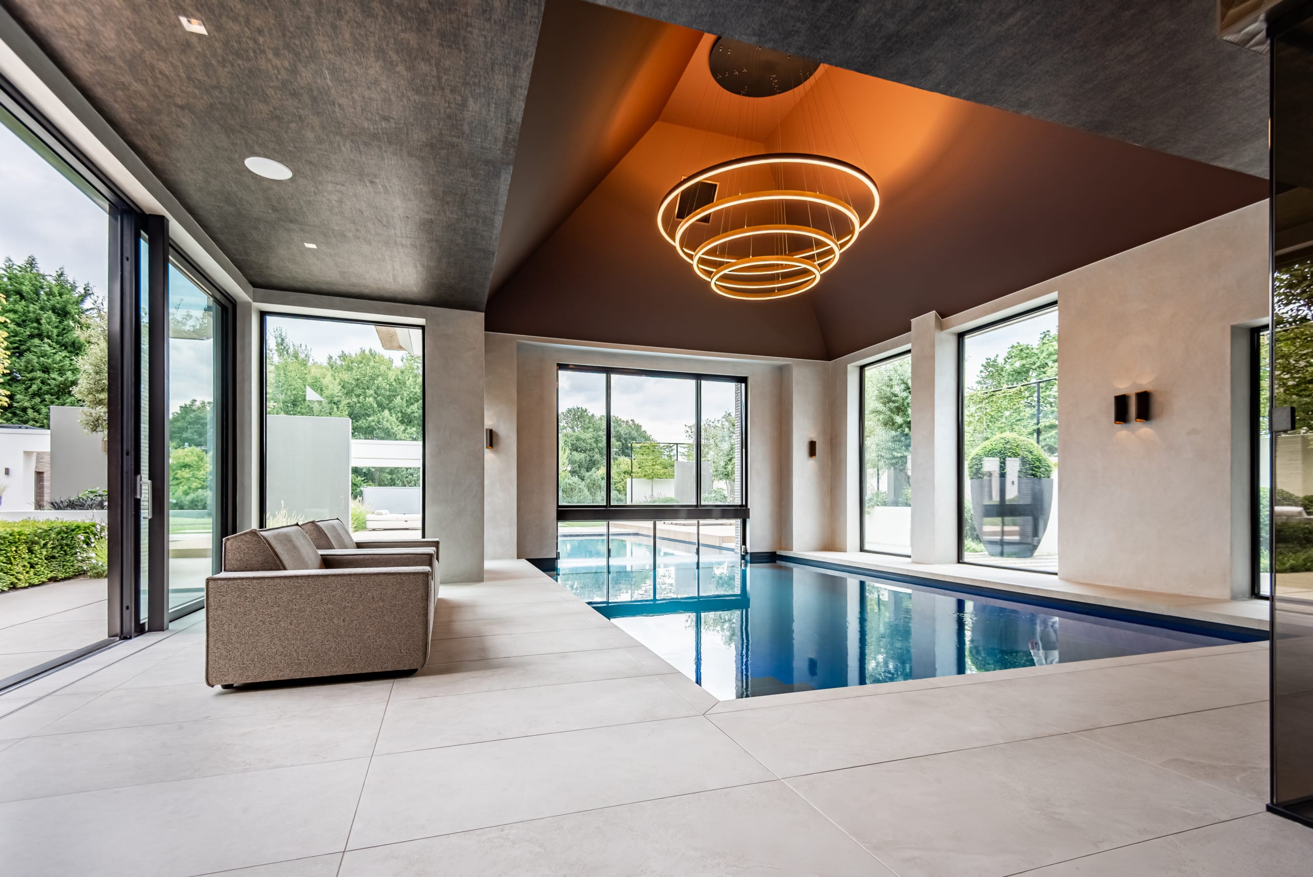 Exclusief binnen- en buitenzwembad bij riante villa