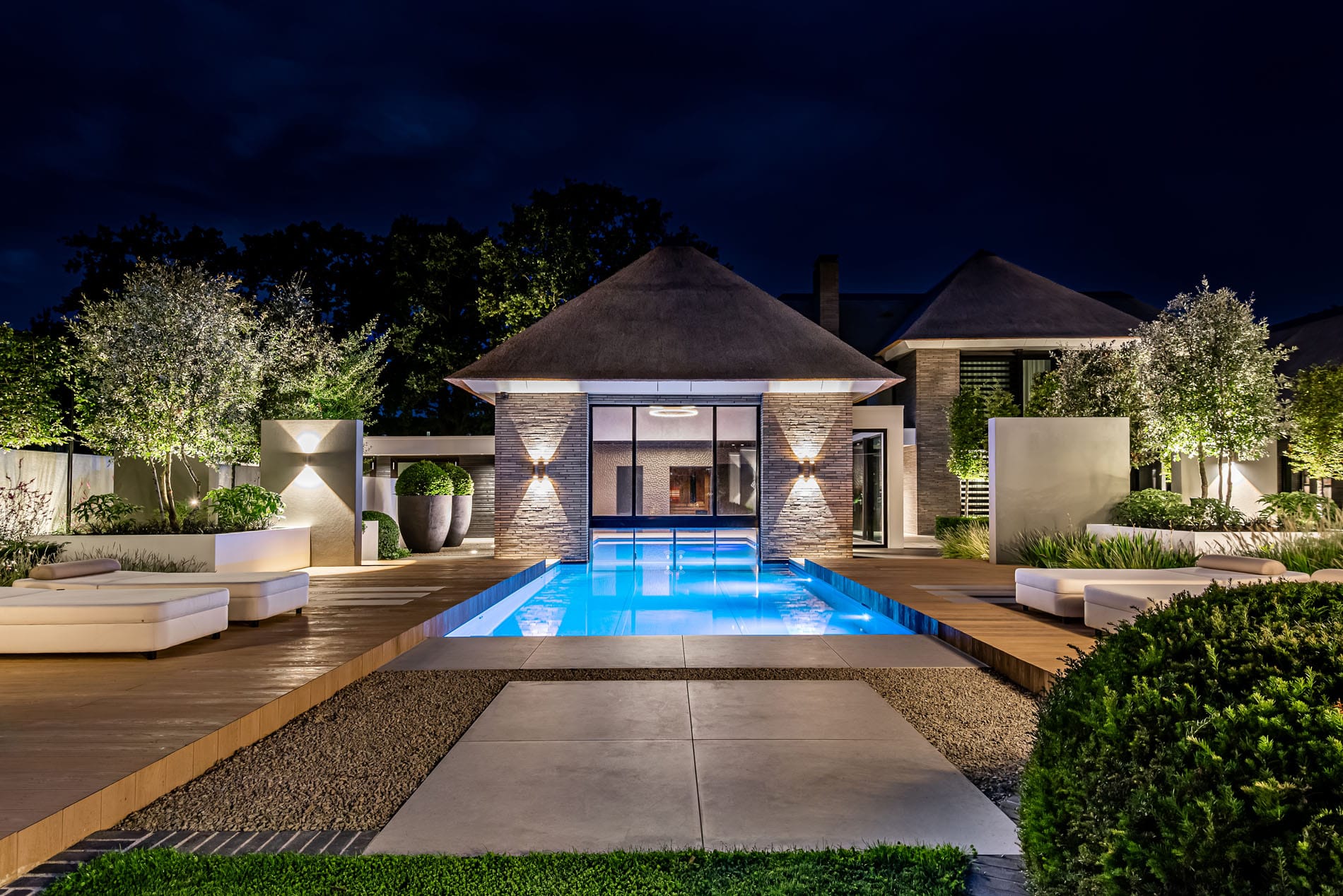 Exclusief binnen- en buitenzwembad bij riante villa
