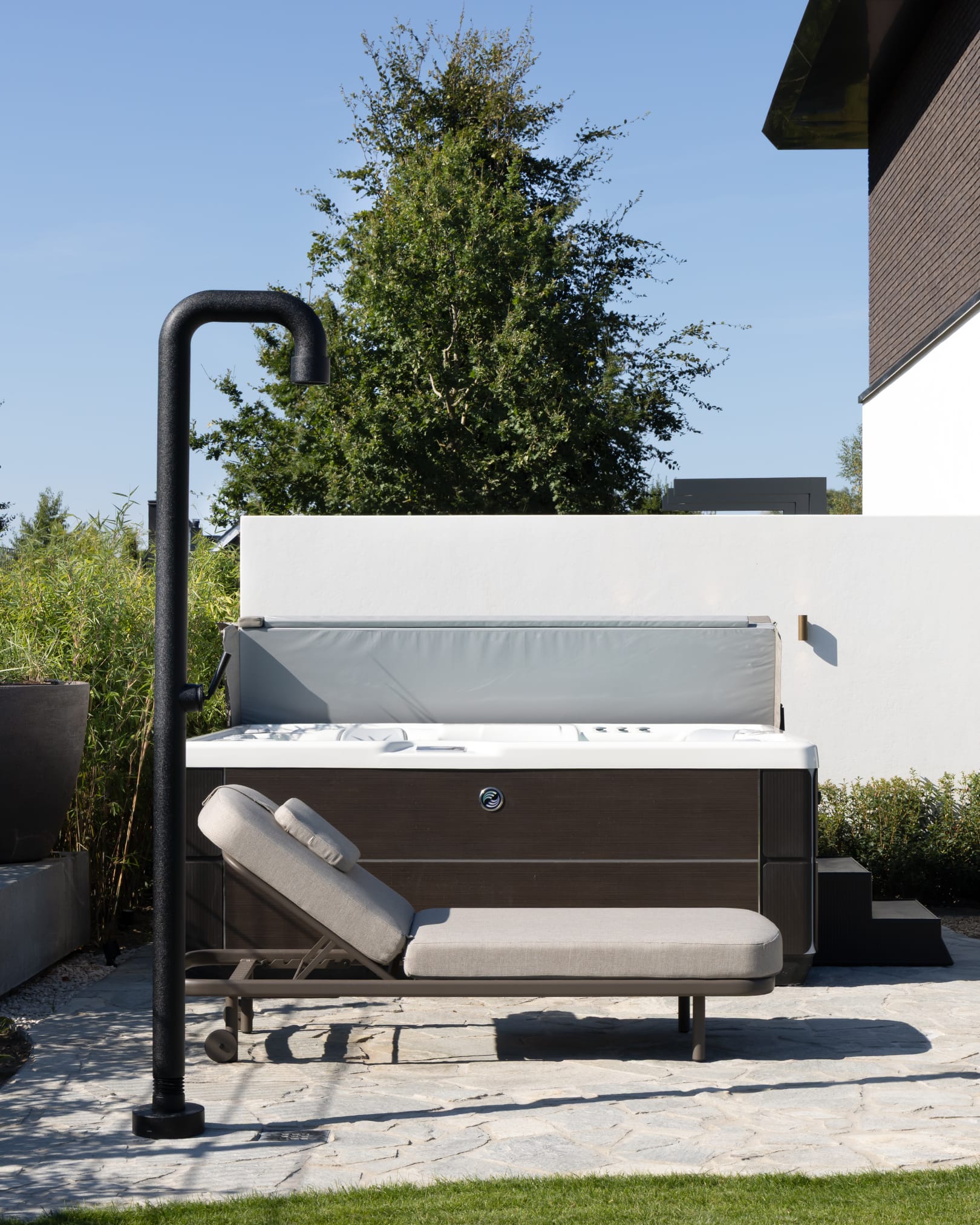 BOUWKUNDIG BUITENZWEMBAD MET SPA EN BUITENDOUCHE