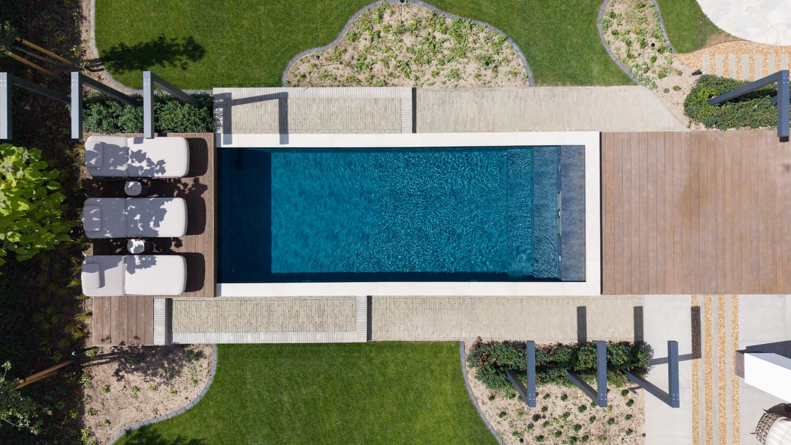 BOUWKUNDIG BUITENZWEMBAD MET SPA EN BUITENDOUCHE