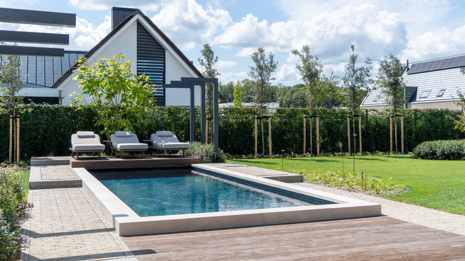 BOUWKUNDIG BUITENZWEMBAD MET SPA EN BUITENDOUCHE