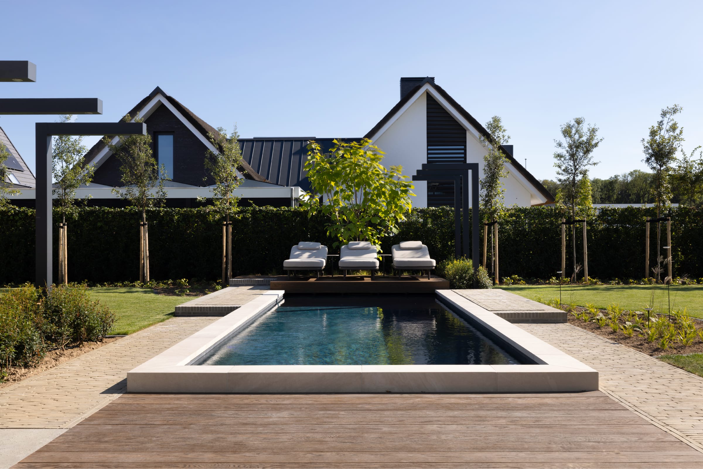 BOUWKUNDIG BUITENZWEMBAD MET SPA EN BUITENDOUCHE