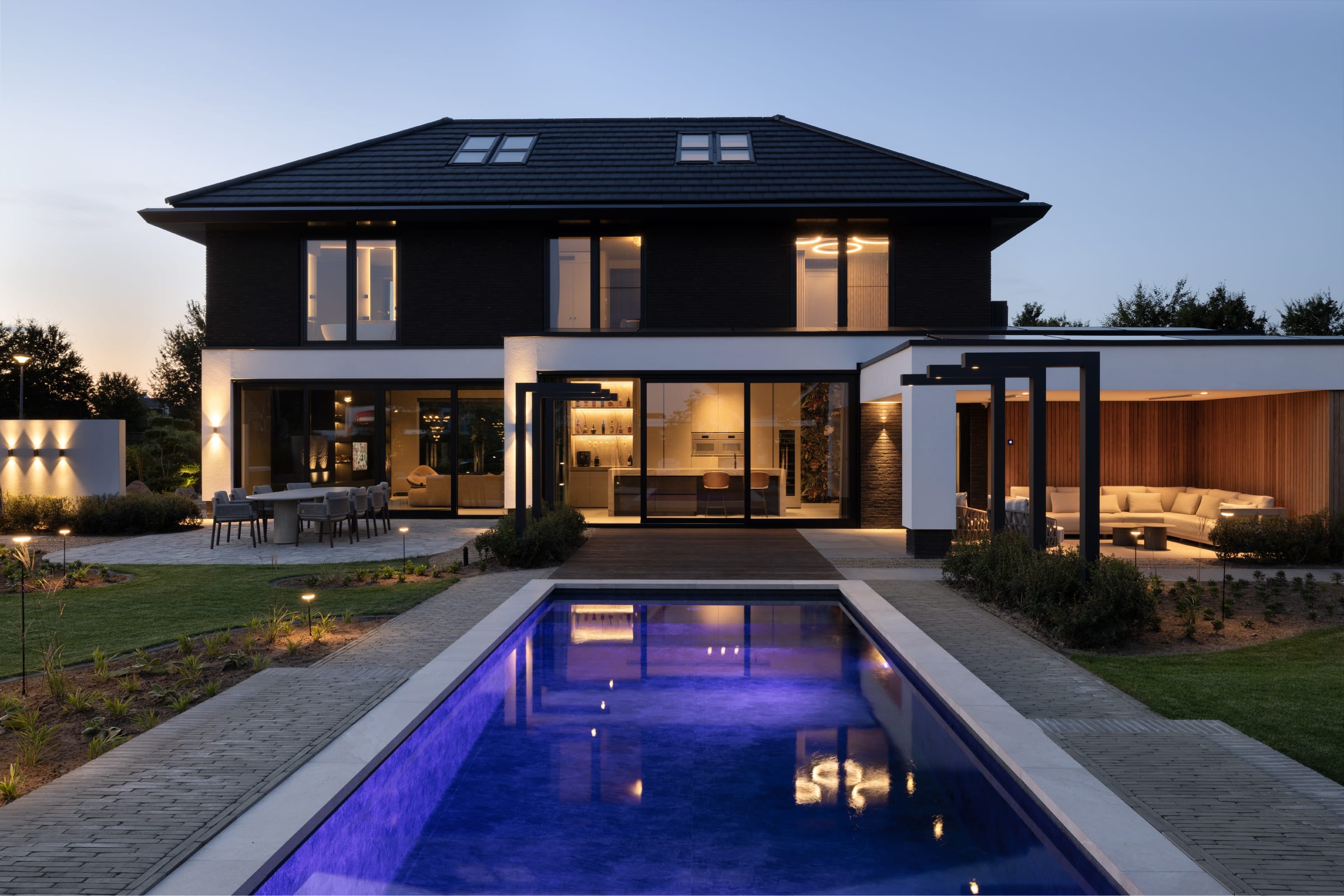 BOUWKUNDIG BUITENZWEMBAD MET SPA EN BUITENDOUCHE